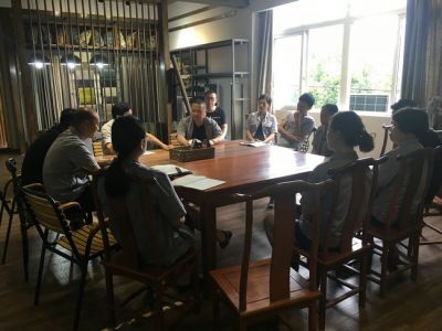 每周一三五早晨公司例會(huì)